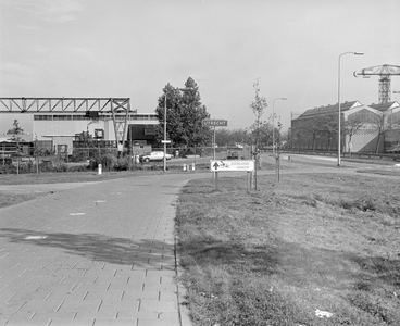 884375 Gezicht het fietspad langs de Winthontlaan te Utrecht; centraal een ANWB-wegwijzer met een stadsnaambord ...